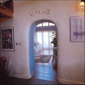 Curves & Color: A Straw Bale Home in Northern California Image